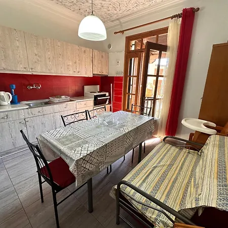 بيت للعطل къща с четири спални двор с барбекю *