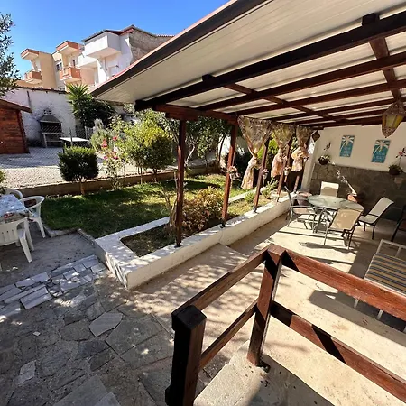 къща с четири спални двор с барбекю