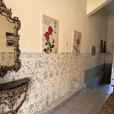 къща с четири спални двор с барбекю *