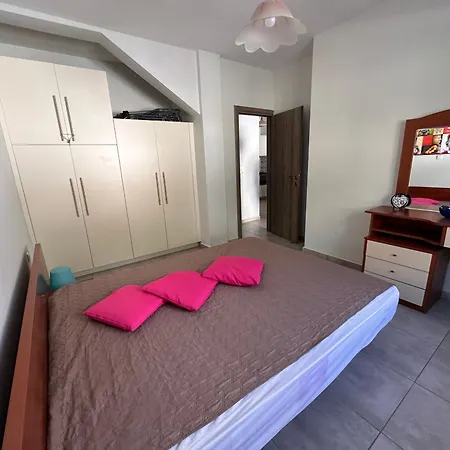 къща с четири спални двор с барбекю بيت للعطل *