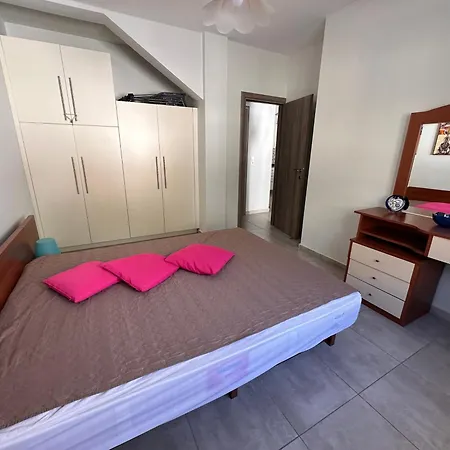 къща с четири спални двор с барбекю * Néa Péramos