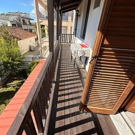 къща с четири спални двор с барбекю Néa Péramos