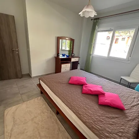 къща с четири спални двор с барбекю Néa Péramos