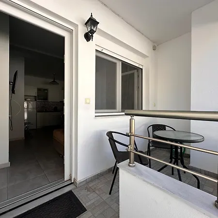 къща с четири спални двор с барбекю Néa Péramos