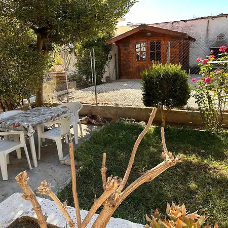 къща с четири спални двор с барбекю Hébergement de vacances *