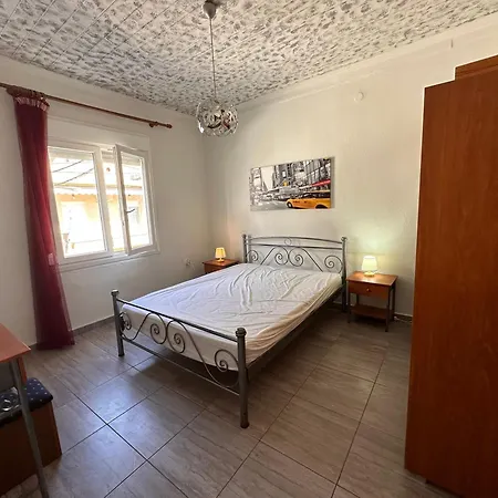 къща с четири спални двор с барбекю *