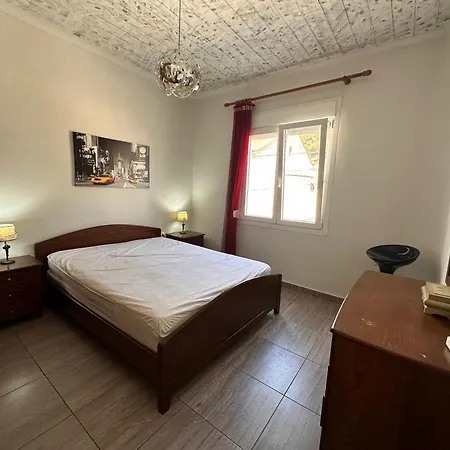 къща с четири спални двор с барбекю Hébergement de vacances *