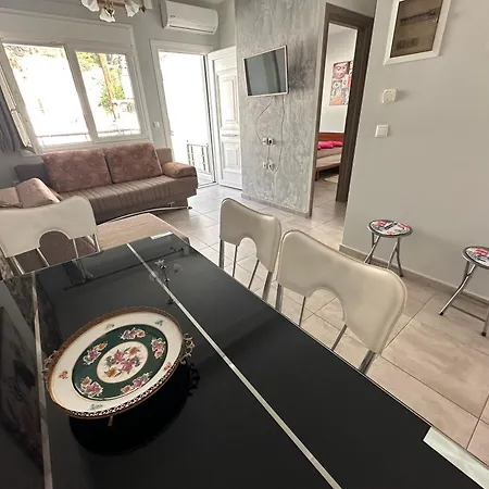 къща с четири спални двор с барбекю * Néa Péramos