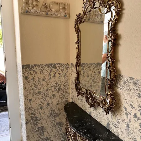 къща с четири спални двор с барбекю Néa Péramos