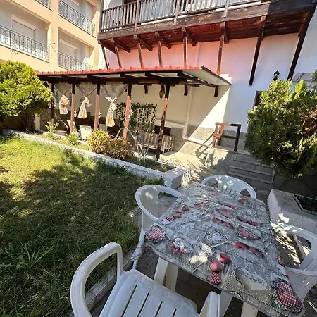 къща с четири спални двор с барбекю * Néa Péramos