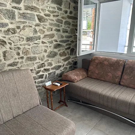 къща с четири спални двор с барбекю Néa Péramos