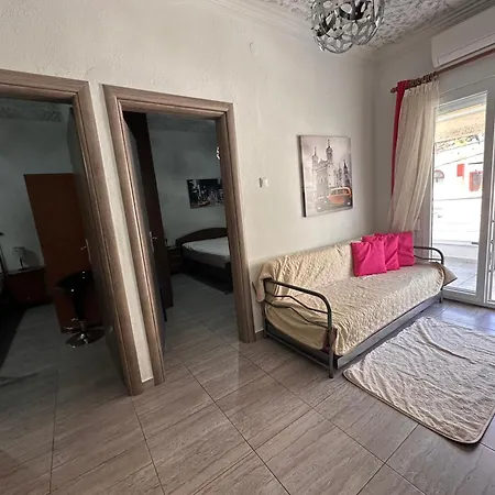 къща с четири спални двор с барбекю Hébergement de vacances *