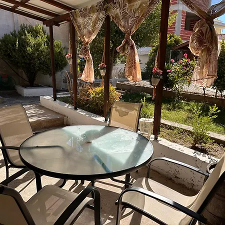 Hébergement de vacances къща с четири спални двор с барбекю Néa Péramos