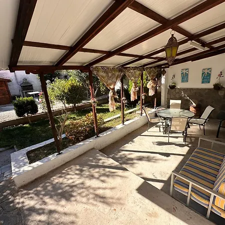 къща с четири спални двор с барбекю *