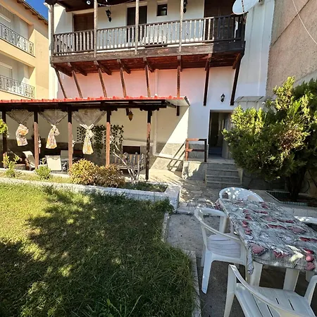 Hébergement de vacances къща с четири спални двор с барбекю