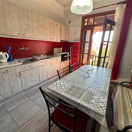 Hébergement de vacances къща с четири спални двор с барбекю