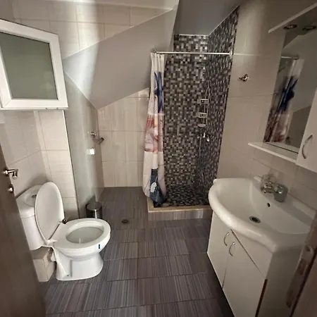 къща с четири спални двор с барбекю Hébergement de vacances *