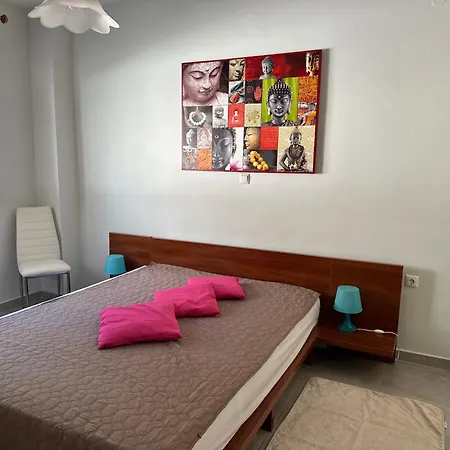 къща с четири спални двор с барбекю Néa Péramos