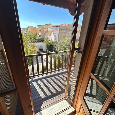 къща с четири спални двор с барбекю