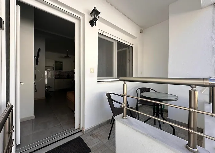 къща с четири спални двор с барбекю Неа-Перамос