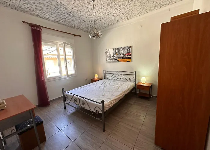 къща с четири спални двор с барбекю *