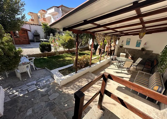 къща с четири спални двор с барбекю