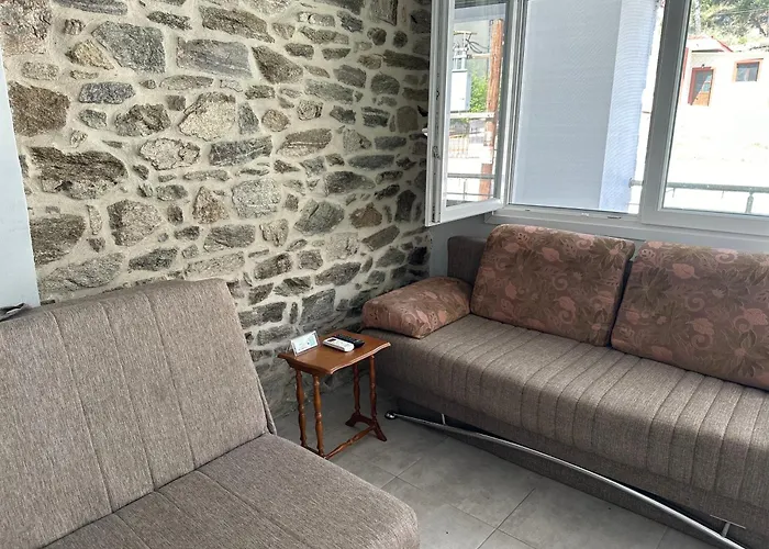 къща с четири спални двор с барбекю Неа-Перамос