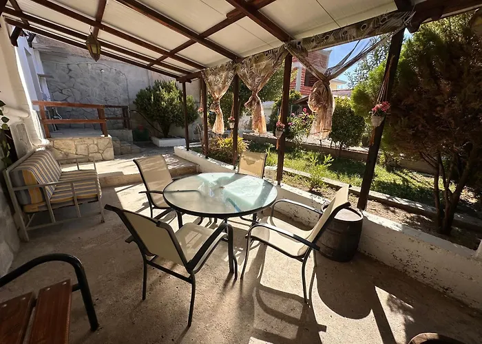 къща с четири спални двор с барбекю