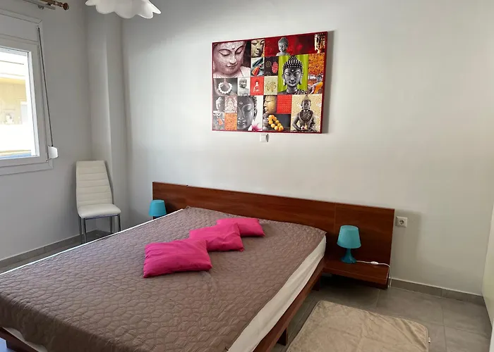 къща с четири спални двор с барбекю Неа-Перамос