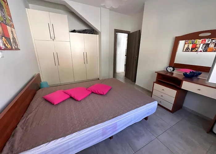 къща с четири спални двор с барбекю * Неа-Перамос